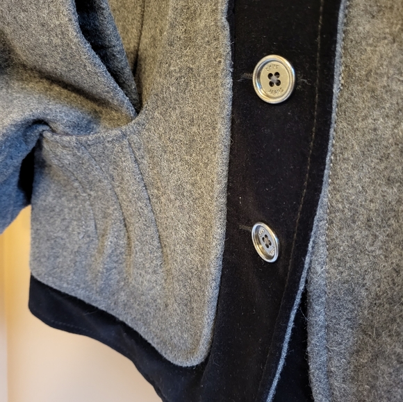 DKNY Jeans. Short waisted grey felt wool blazer, black velvet trim - Picture 5 of 13